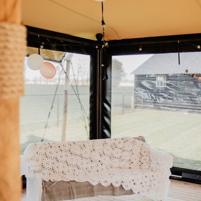 Sfeervol afsluiten en dichtmaken van je stretchtent