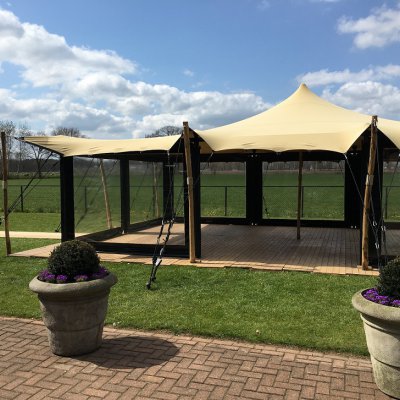 Stretchtent gebruiken bij regen en wind bos verhuur barneveld