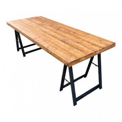 Bruine tafel op zwarte schragen